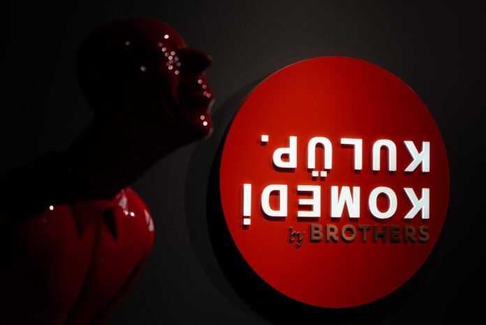 Komedi Kulüp by Brothers, hem güldürecek hem eğlendirecek