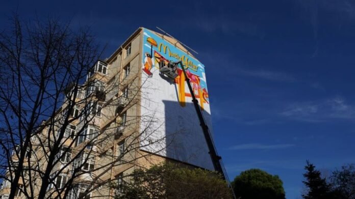 McDonald’s Türkiye’den ''Yan Yanayız'' temalı dev graffiti