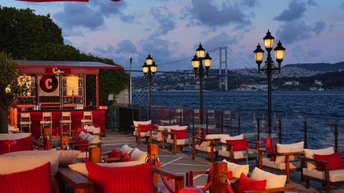 Çırağan Palace Kempinski İstanbul, yazı C BAR ile karşılıyor.