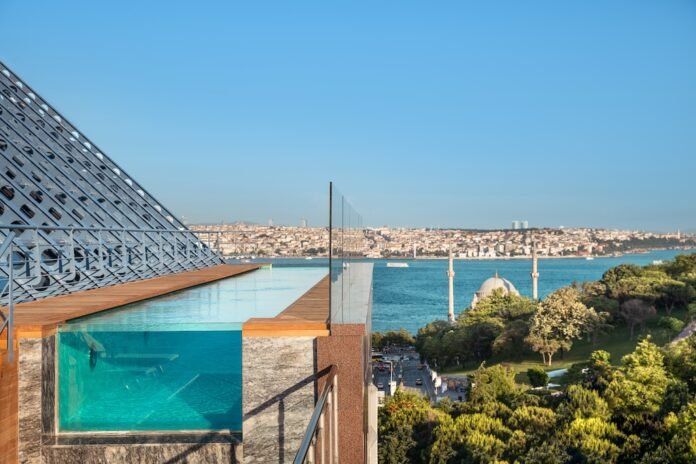 The Roof Infinity Pool, Ritz Carlton İstanbul